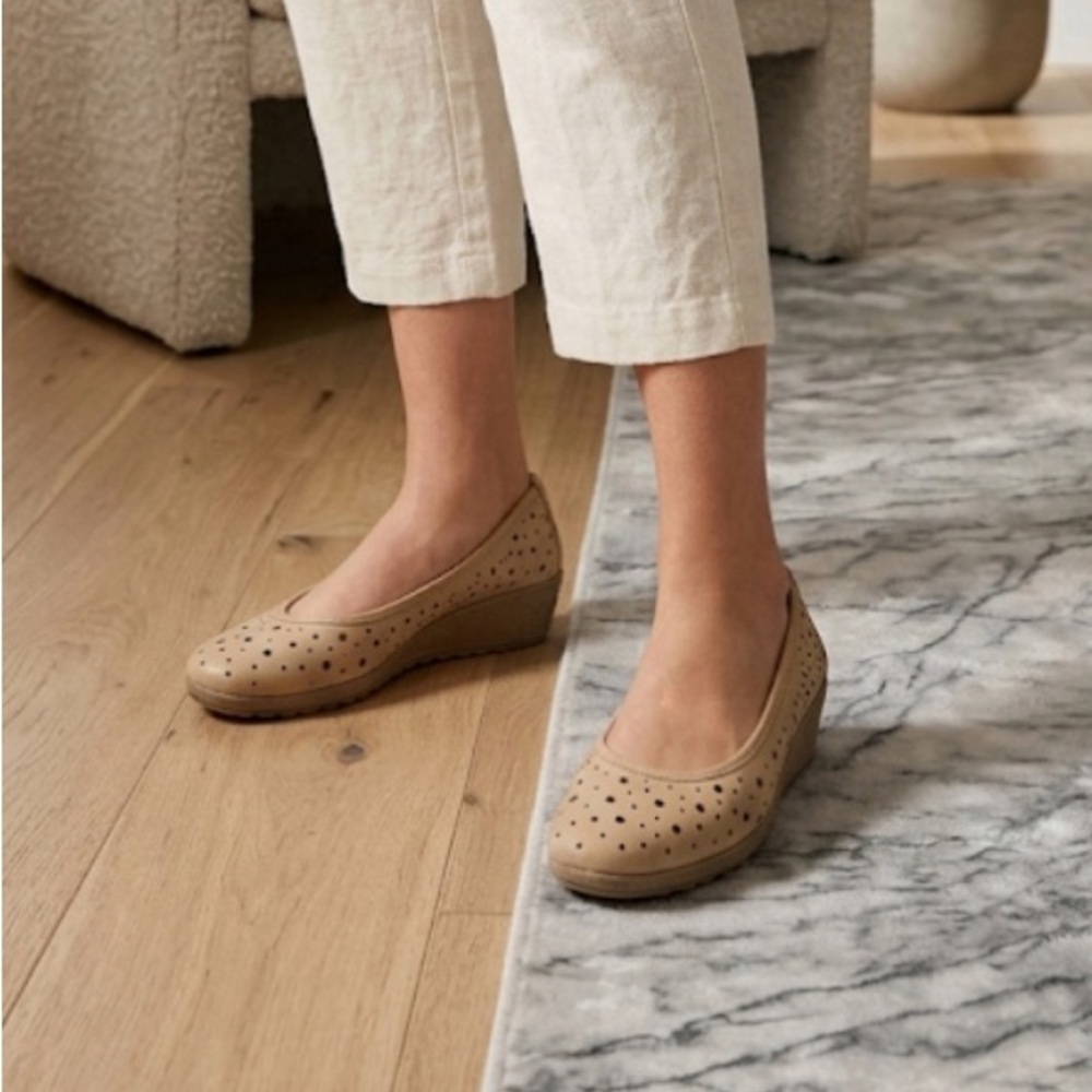 The Flexx Cut Out Slip On Low Wedges Size 9 Tan Leather